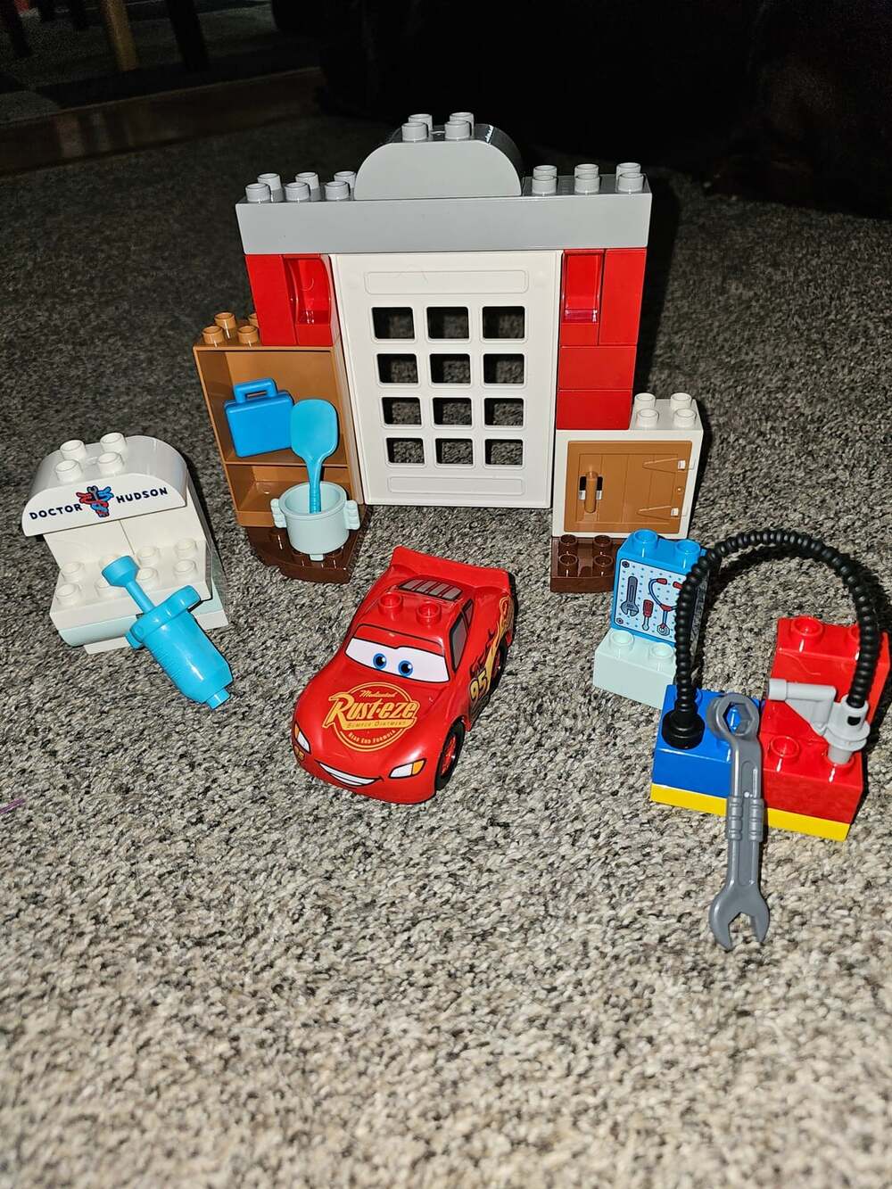 Lego - Duplo - 10456 - McQueen's visit to Docs Garage - 34 pieces